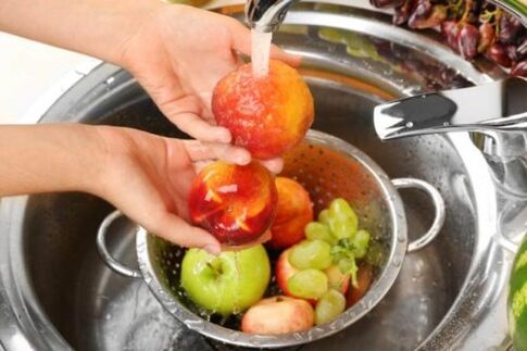 wash fruits to prevent the appearance of parasites in the body